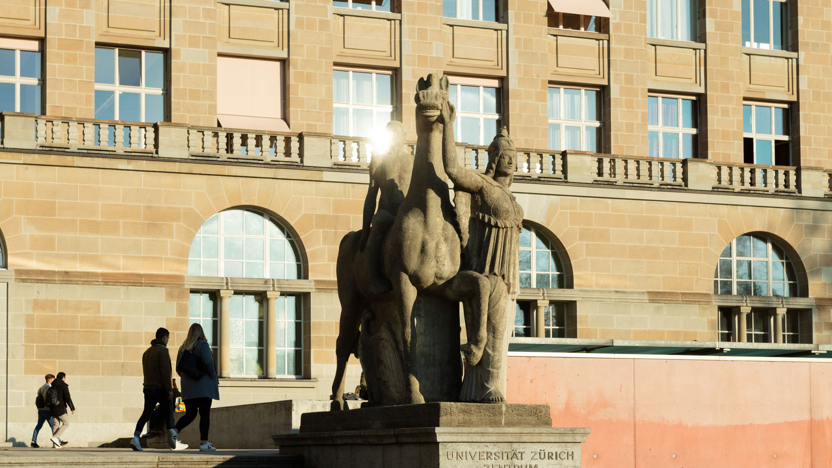 Bild Hauptgebäude Skulptur